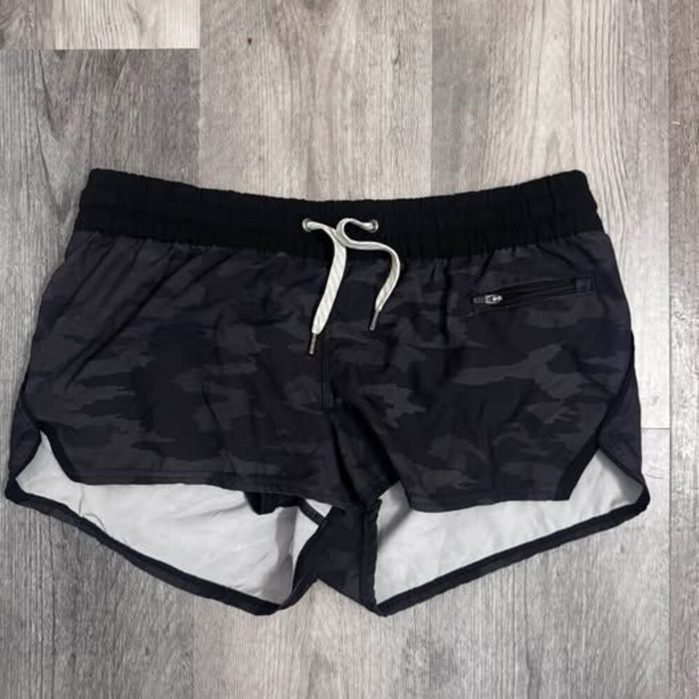 Vuori black camo shorts women’s size small